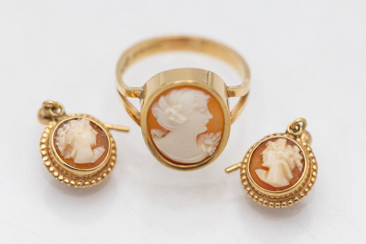 Parure ancienne en or, bague et boucles d'oreilles avec camée, Suède.