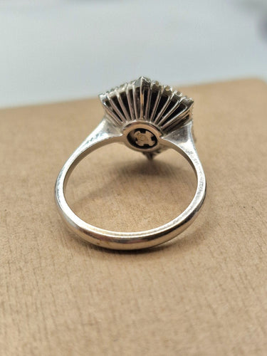 Bague 55 Bague solitaire en or blanc et émail, ornée d'un diamant. 58 Facettes