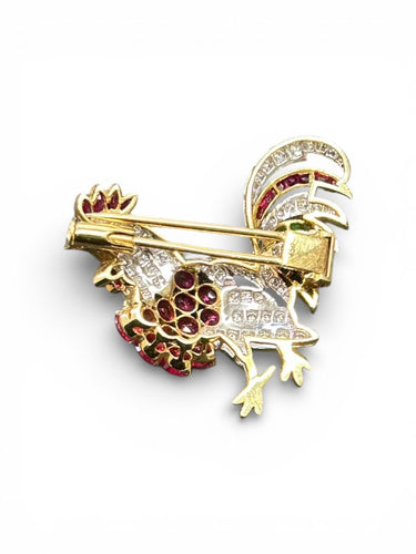 Broche Broche coq pavée de diamants, rubis et saphirs en or jaune et blanc 18k 58 Facettes