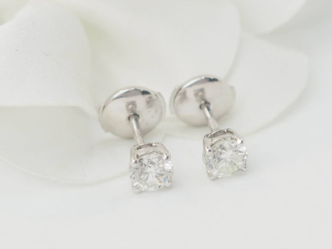 Boucles d'oreilles Puces d'oreilles en or blanc et diamants 58 Facettes 33410