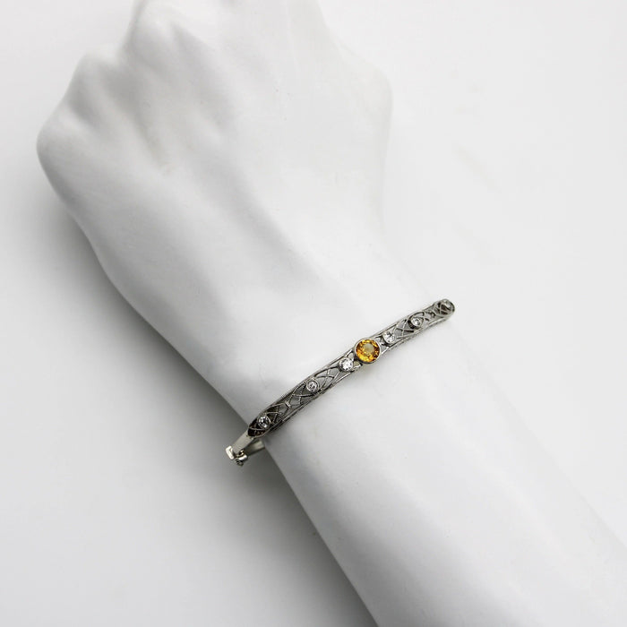 Bracelet Bracelet édouardien en filigrane de diamants et saphir jaune en platine 58 Facettes