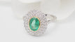 Bague 54 Bague double entourage en or bicolore, émeraude ovale et diamants 58 Facettes 32849