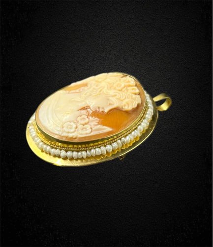 Ciondolo in oro giallo con cammeo e microperle, produzione italiana anni ’60 58 Facettes