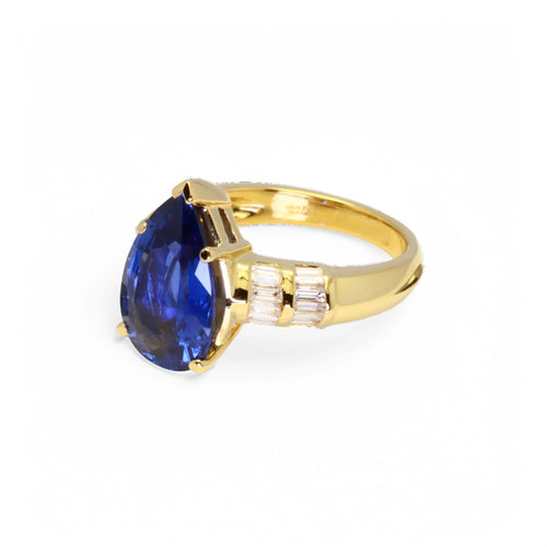 Bague 53 Bague en or jaune ornée d’un saphir bleu Ceylan et de diamants. 58 Facettes