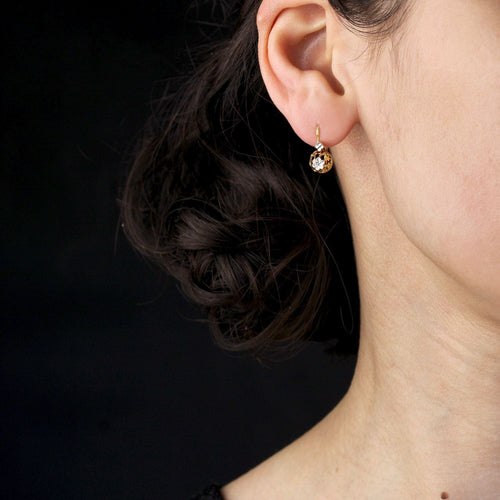 Boucles d'oreilles Dormeuses anciennes deux ors fleurs 58 Facettes 20-040C