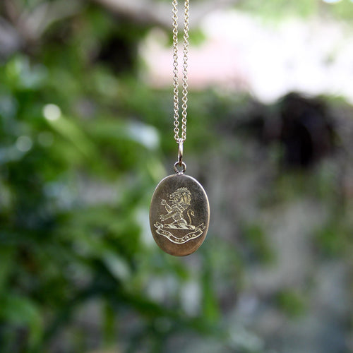 Pendentif breloque lion Ave Maria gravé à la main en or victorien