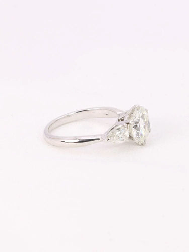 Bague 51.5 Bague trilogie or blanc diamant rond 2.07 ct diamants poires 58 Facettes 977