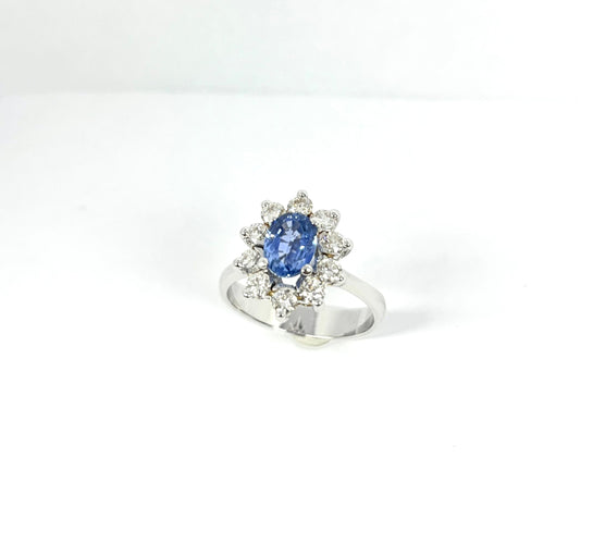 Bague Bague Lady Di moderne en or blanc avec saphir naturel de Ceylan et diamants 58 Facettes Q403B