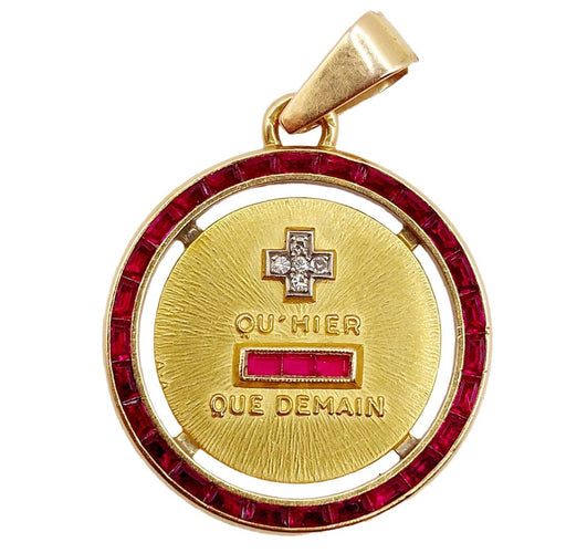 Pendentif Pendentif médaille d'amour 23mm or 18k diamant et rubis calibrés : "+ qu'hier - que demain" maison AUGIS 58 Facettes A06031