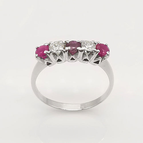 Bague 54 Bague en or 18 carats, rubis et diamants 58 Facettes