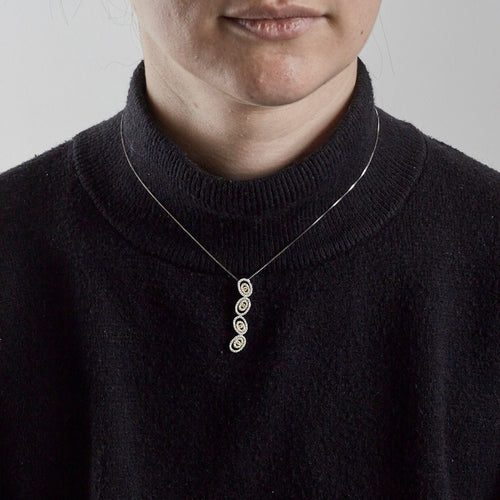 Collier Collier or blanc avec Pendentif composé de quatre motifs circulaires 58 Facettes 2650