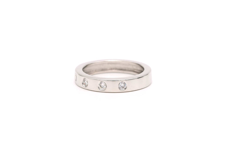 Bague contemporaine en or blanc 18 carats sertie de diamants