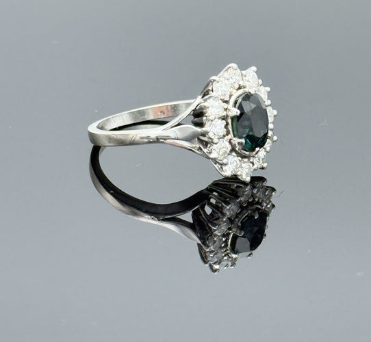 Bague 57 Bague pompadour en or gris, saphir, diamants 58 Facettes