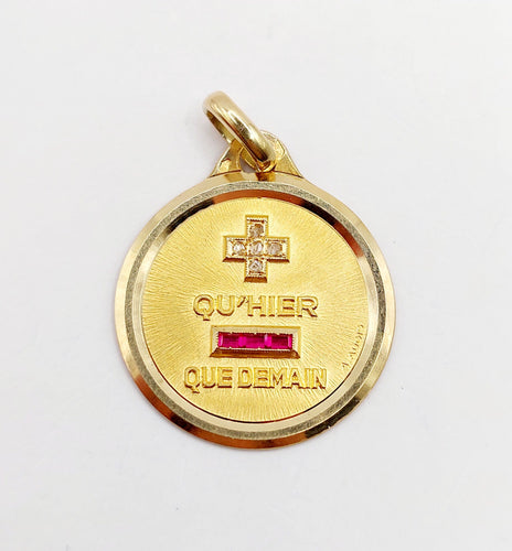 Pendentif Pendentif médaille d'amour AUGIS 23mm or 18k et rubis : "+ QU'HIER - QUE DEMAIN" 58 Facettes A06132