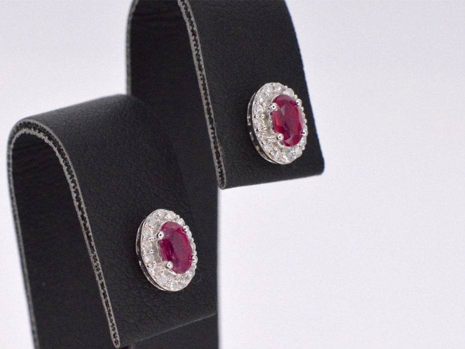 Boucles d'oreilles en or blanc avec diamants et rubis