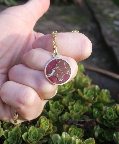 Pendentif Cartier - Pendentif zodiaque Taureau en or jaune 18k et émail plique-à-jour 58 Facettes