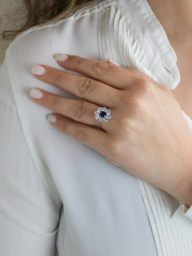 Bague 54 Bague marguerite or blanc, saphir ovale et diamants 58 Facettes 1034.12