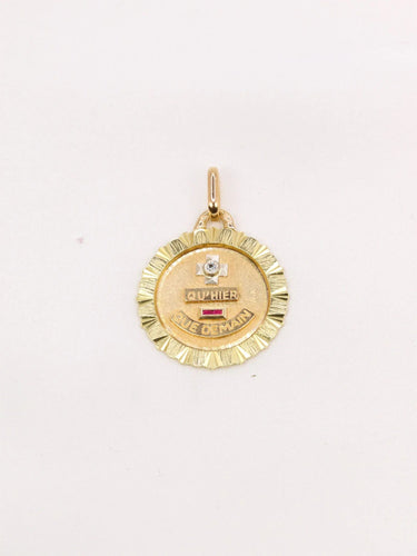 Pendentif Médaille amour Augis ronde striée Plus qu'hier moins que demain or jaune diamant rubis 58 Facettes J484