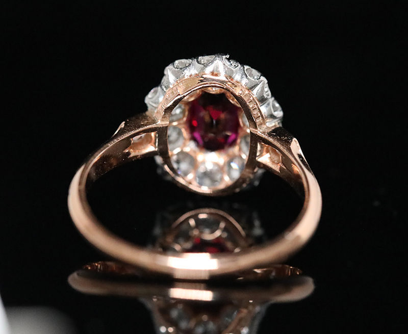 Bague de type pompadour or rose et platine en rubis et diamants.