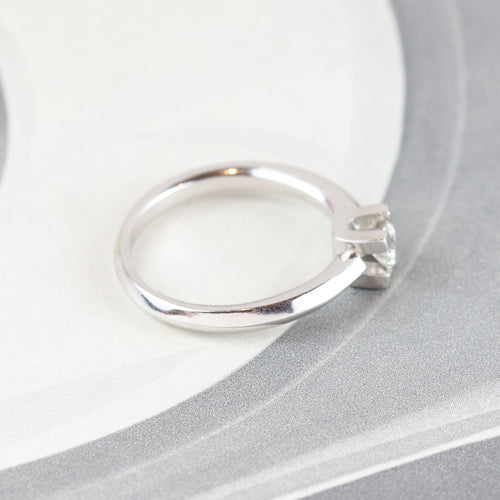 Anillo solitaire en or blanc 18k et diamant 0,25 ct