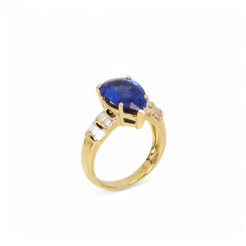 Bague 53 Bague en or jaune ornée d’un saphir bleu Ceylan et de diamants. 58 Facettes