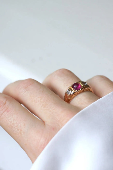 Bague jonc ciselé or rose rubis birman et diamants