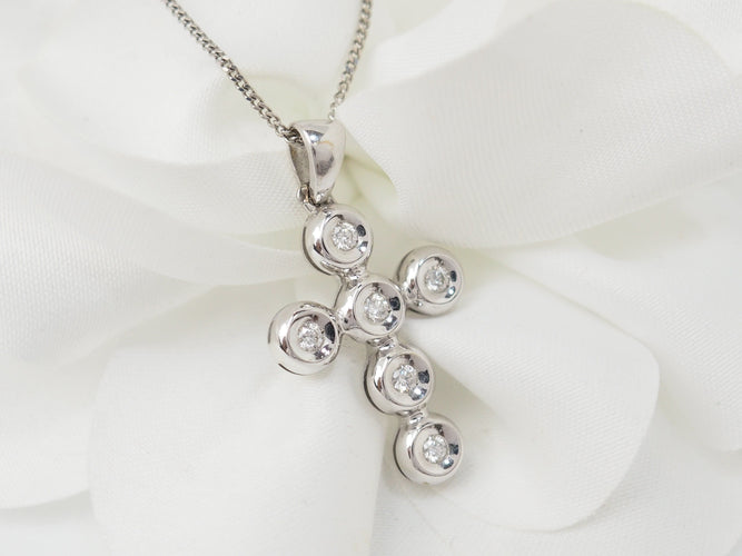 Collier collier croix en or blanc et diamants 58 Facettes 21080