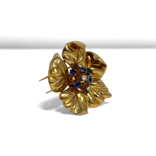 Broche fleur de camélia épanouie en or jaune et saphirs, diamants