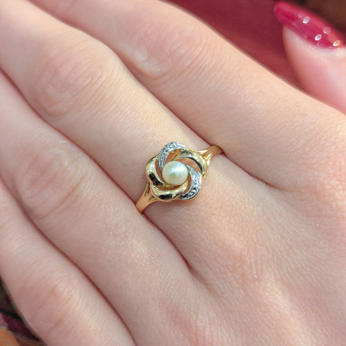 Bague fleur en or jaune et perle