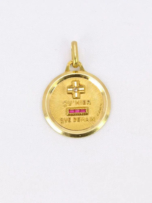 AUGIS- Médaille amour ronde Plus qu’hier moins que demain or jaune diamants rubis