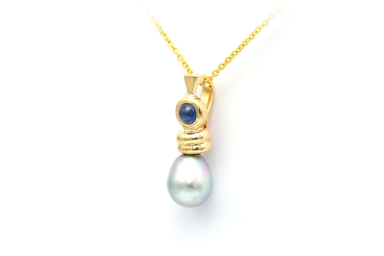 Pendentif Pendentif en or jaune serti d'un saphir et d'une perle de Tahiti 58 Facettes 22416