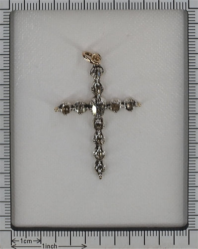 Pendentif Une croix à porter : l'élégance du diamant au XVIIIe siècle 58 Facettes 22074-0044