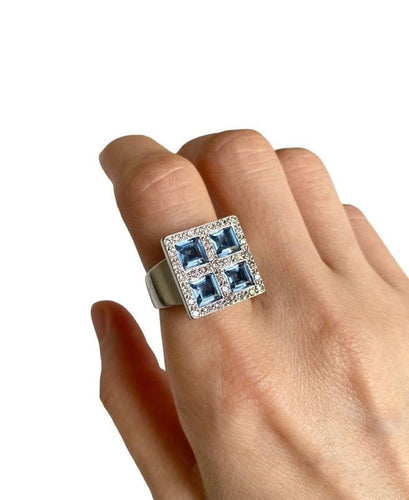 Bague 54 Bague en or blanc 18k de forme carrée, sertie de quatre aigue-marine et diamants 58 Facettes