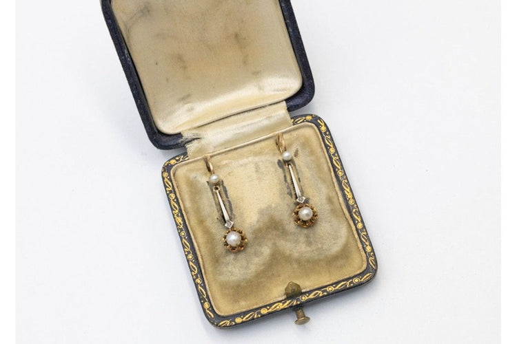 Paire de boucles d'oreilles anciennes avec perles et diamants.