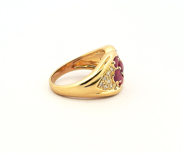 Bague vintage en or jaune , rubis et diamants