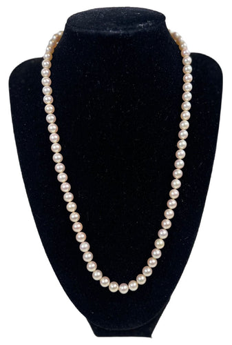 Collier MIKIMOTO Collier 71 perles de culture blanche AKOYA fermoir or jaune 18k 52 cm 58 Facettes