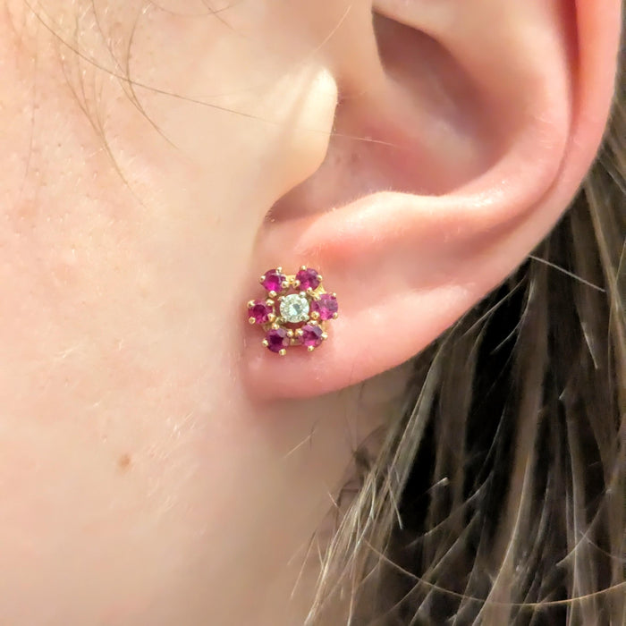 Boucles d'oreilles Boucles d'oreilles florales en or jaune rubis et diamants 58 Facettes 29039