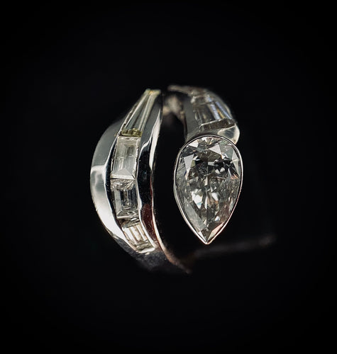 Bague 55 Bague or blanc sertie d'un diamant taillé en poire de 1,25 carats 58 Facettes