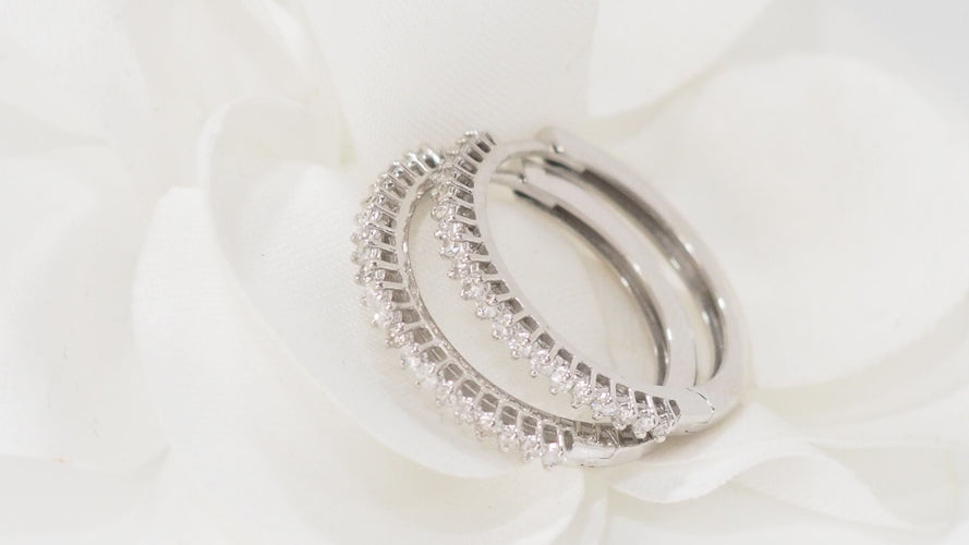 Boucles d'oreilles Boucles d'oreilles créoles en or blanc et diamants 58 Facettes F4882