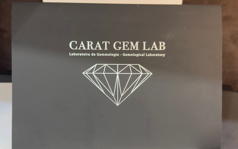 Bague 56 Solitaire en or blanc 18k , saphir de Ceylan et diamants 58 Facettes