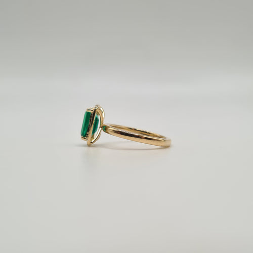 Bague solitaire or jaune 18 carats sertie d’une émeraude et halo de diamants laboratoires