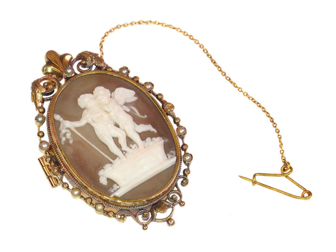 Pendentif Broche/pendentif camée victorien avec médaillon représentant Cupidon et Bacchus foulant des raisins, automne d'après Thorvaldsen 58 Facettes 21130-0149