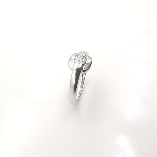 56 Bague en or blanc et diamants 58 Facettes