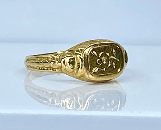 Chevalière en or jaune 18 carats vers 1900