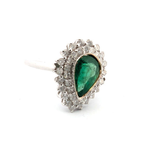 Bague 61 Bague en or blanc avec émeraude centrale et diamants environnants 58 Facettes