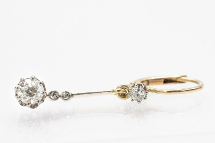 Boucles d'oreilles pendantes en or avec diamants taille ancienne.