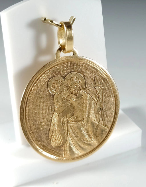 Pendentif Médaille Saint Joseph en or guilloché 58 Facettes 24