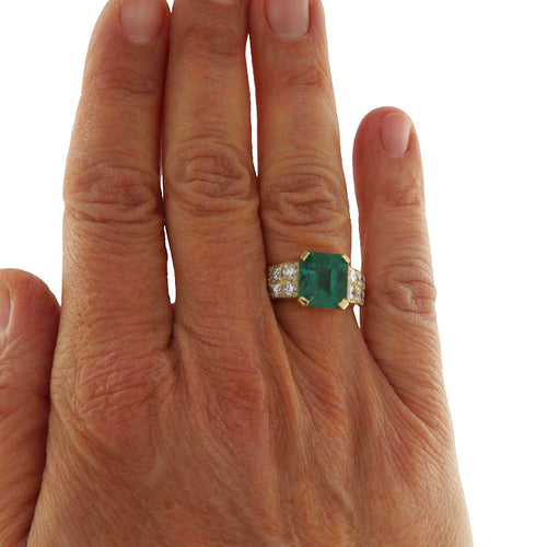 Bague en or jaune avec émeraude de 4,54 carats et diamants