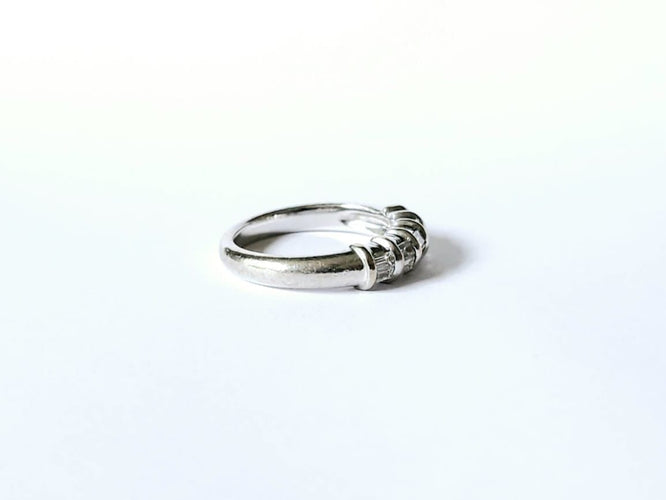 Bague 53 Demi alliance or blanc, diamants baguettes 58 Facettes