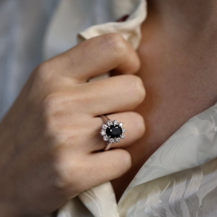 Bague 51 Bague en or blanc avec un saphir et diamants 58 Facettes